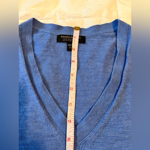 Banana Republic short sleeve Merino wool v-neck sweater.  Medium - Picture 4 of 6